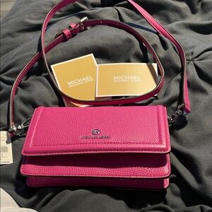 Michael Kors Fuchsia MICHAEL
KORS
JET SET CHARM SMALL PHONE